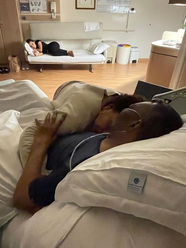 Foto mengharukan Pele terbaring di rumah sakit