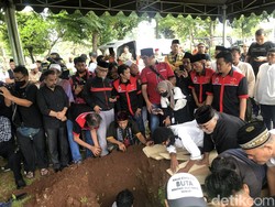 Foke hingga Sandiaga Lepas Jenazah Ridwan Saidi ke Peristirahatan Terakhir