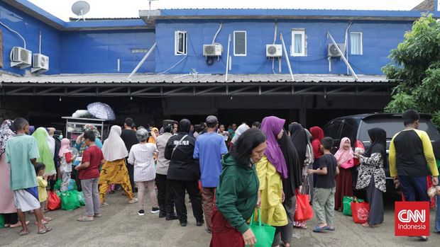 Sejumlah warga menikmati hidangan yang disediakan dan mengambil sembako gratis yang dibagikan oleh Rumah Doa kawasan Citangkil, Cilegon, Minggu, 25 Desember 2022. Pihak Rumah Doa membagikan kupon sembako untuk warga yang tinggal di lingkungan sekitar. CNN Indonesia/Safir Makki