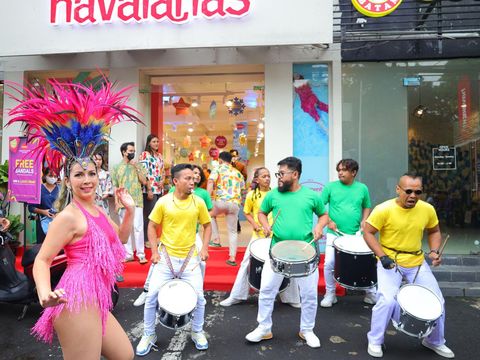 Penampilan tari Samba hingga Brazillian Percussion di pembukaan gerai Street Level Havaianas Kemang Raya