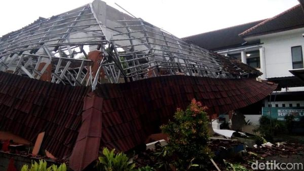 Ambruknya Pendopo Kecamatan Cluring Banyuwangi