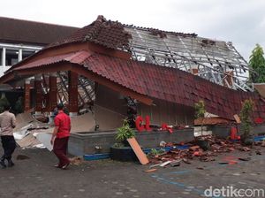 Pendopo Kecamatan Cluring Banyuwangi Ambruk, Ini Dugaan Penyebabnya