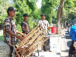 Pengamen Naik Kelas: Main Angklung Sehari Bisa Kantongi Rp 500 Ribu!