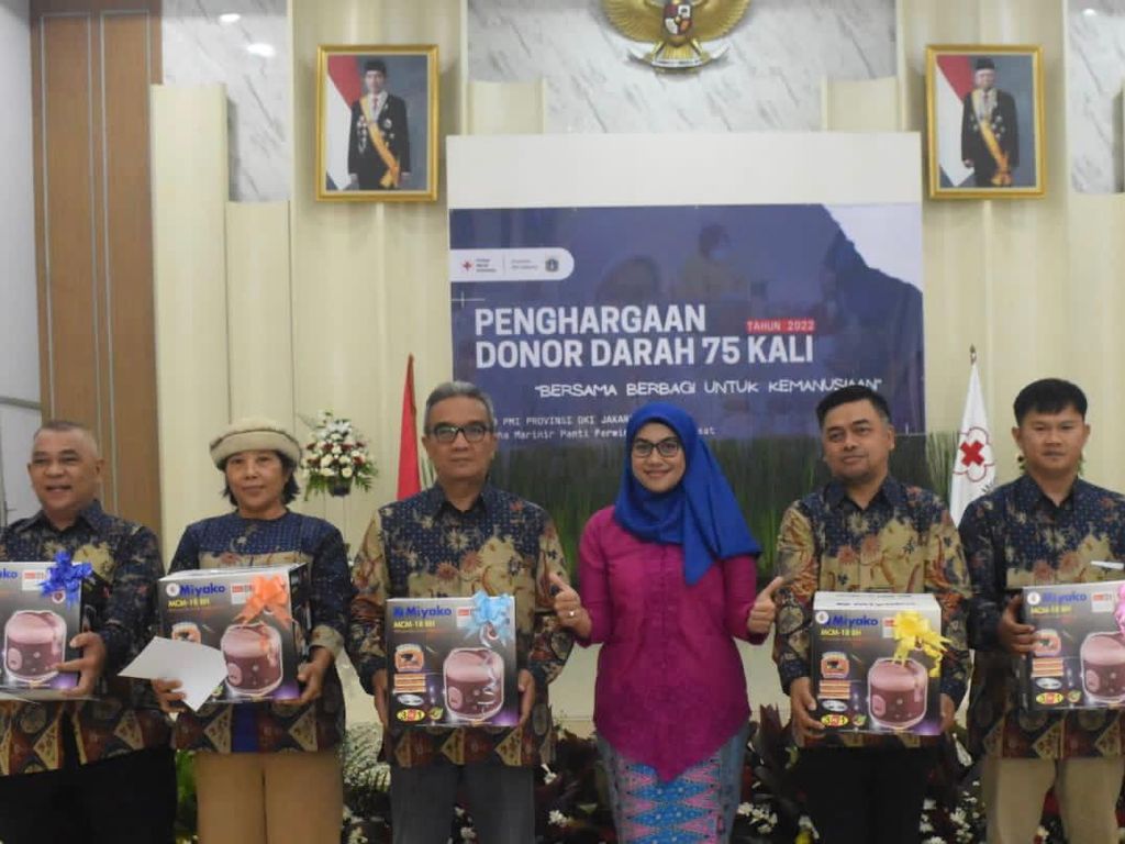 PMI Jakarta Bagi-bagi Penghargaan ke 300 Pendonor Darah PMI Jakarta Bagi-bagi Penghargaan ke 300 Pendonor Darah