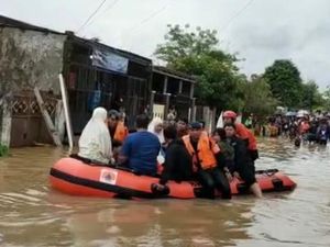 Terjebak Banjir Makassar, Jenazah Warga Diantar Pakai Perahu Karet