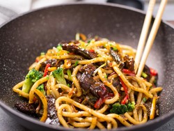 Resep Udon Goreng Daging Sapi dan Brokoli yang Mulur Gurih