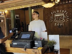 Gaya Rezky Aditya Saat Ngopi dan Makan Bareng Citra Kirana