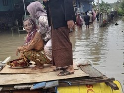 Terdampak Banjir, Warga di Pinrang Antar Uang Panai Pakai Perahu Rakitan