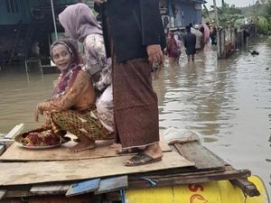 Terdampak Banjir, Warga di Pinrang Antar Uang Panai Pakai Perahu Rakitan Terdampak Banjir, Warga di Pinrang Antar Uang Panai Pakai Perahu Rakitan