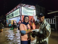 Terobos Banjir, Mak Ganjar Bagikan Bantuan untuk Warga Sulsel