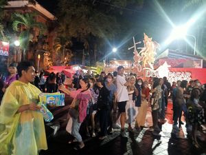 Berkah Musim Penghujan, Penjual Jas Hujan di Denfest Banjir Rezeki