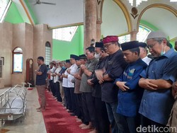 Fadli Zon Ikut Salat Jenazah Budayawan Betawi Ridwan Saidi