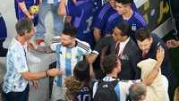 Salt Bae tampak mau mengajak Messi berfoto, tapi Messi malah cuek meski tangan Salt Bae coba menariknya (Getty Images)