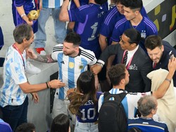 Salt Bae tampak mau mengajak Messi berfoto, tapi Messi malah cuek meski tangan Salt Bae coba menariknya (Getty Images)