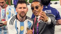 Salt Bae juga sempat berpose dengan Lionel Messi untuk berfoto. Messi cuma sedikit tersenyum (Instagram/nusr_et)