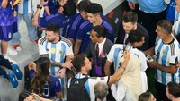 Fakta terbaru hasil jepretan para fotografer dunia, ada detik-detik Messi yang sepertinya tidak suka dan tidak mau berfoto dengan Salt Bae! (Getty Images)