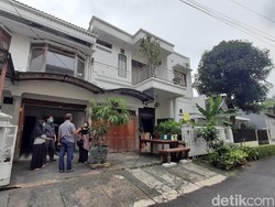 Suasana Rumah Duka Ridwan Saidi, Pelayat Berdatangan