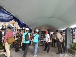 Jelang Misa Pontifikal, Jemaat Mulai Padati Gereja Katedral Jakarta