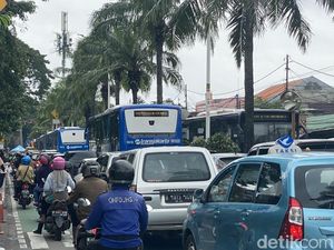 Warga Ramai Kunjungi TM Ragunan di Hari Libur Natal, Lalin Macet Warga Ramai Kunjungi TM Ragunan di Hari Libur Natal, Lalin Macet