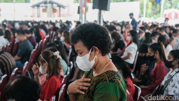Suasana Khusyuk Misa Natal di Gereja Katedral Jakarta