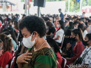 Suasana Khusyuk Misa Natal di Gereja Katedral Jakarta Suasana Khusyuk Misa Natal di Gereja Katedral Jakarta