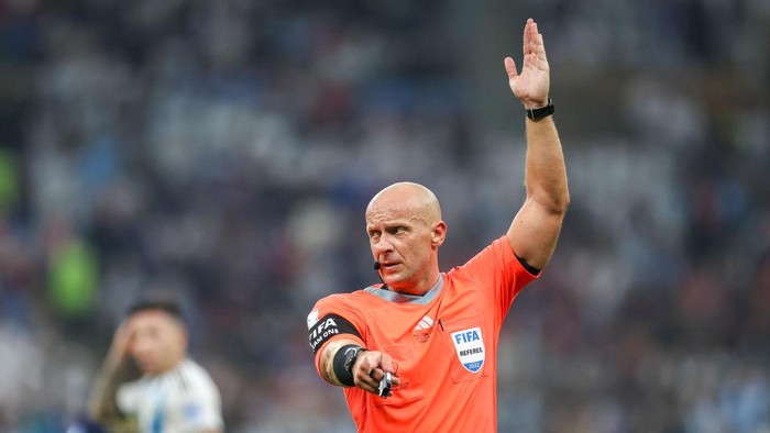 LUSAIL CITY, QATAR - DECEMBER 18: Referee Szymon Marciniak gestures during the FIFA World Cup Qatar 2022 Final match between Argentina and France at Lusail Stadium on December 18, 2022 in Lusail City, Qatar. (Photo by Maja Hitij - FIFA/FIFA via Getty Images)