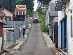 Sang Penjaga Tanjakan Ekstrem di Jalur Alternatif Lembang