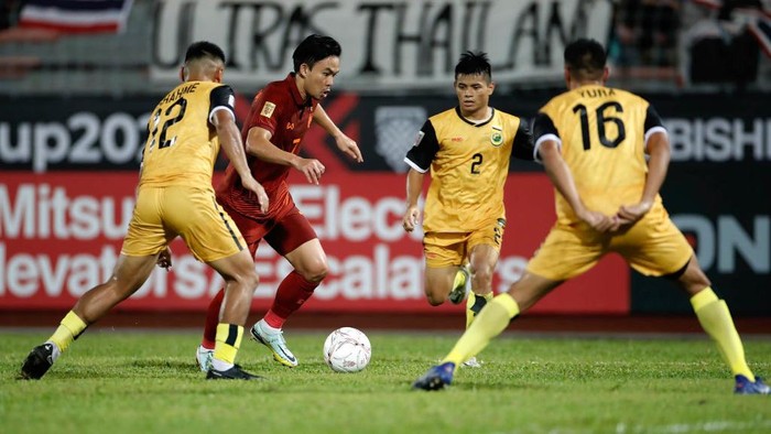 KUALA LUMPUR, MALAYSIA - 2022/12/20: Sumanya Purisai of Thailand (L-2) and Alinur Rashimy Awang Jufri of Brunei (R-2) in action during the AFF Mitsubishi Electric Cup 2022 match between Thailand and Brunei at Kuala Lumpur Football Stadium Final score; Thailand 5:0 Brunei. (Photo by Wong Fok Loy/SOPA Images/LightRocket via Getty Images)