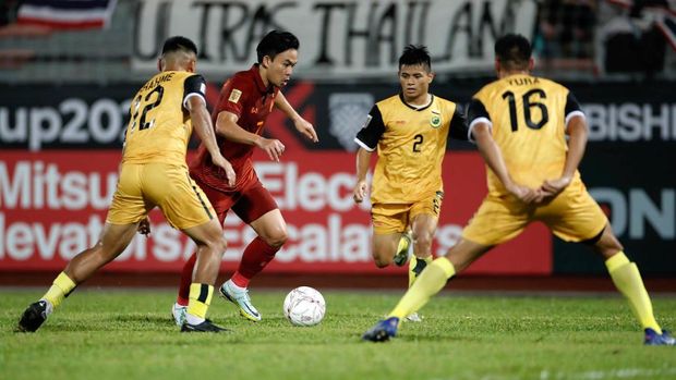 KUALA LUMPUR, MALAYSIA - 2022/12/20: Sumanya Purisai of Thailand (L-2) and Alinur Rashimy Awang Jufri of Brunei (R-2) in action during the AFF Mitsubishi Electric Cup 2022 match between Thailand and Brunei at Kuala Lumpur Football Stadium Final score; Thailand 5:0 Brunei. (Photo by Wong Fok Loy/SOPA Images/LightRocket via Getty Images)