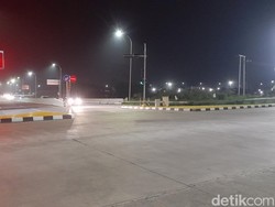 Lengangnya Arus Lalu Lintas di Tol Cisumdawu Malam Ini