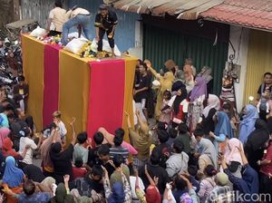 10 Momen Keseruan Tradisi Serak Gulo Warga Keturunan India di Padang