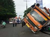 Berita Dan Informasi Kecelakaan Truk Pasir Timpa Mobil Tni Terkini Dan ...