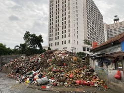 Warga Curhat Gunungan Sampah di Pasar Kemiri Muka Depok: Bau Mengganggu