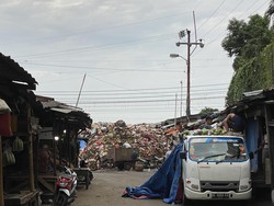Gunungan Sampah di Pasar Kemiri Muka, DLHK Depok Turun Tangan
