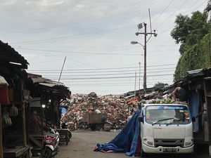 Gunungan Sampah di Pasar Kemiri Muka, DLHK Depok Turun Tangan Gunungan Sampah di Pasar Kemiri Muka, DLHK Depok Turun Tangan