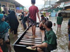 Banjir Makassar Putus Akses Jalan, Warga Buka Jasa Perahu Berbayar