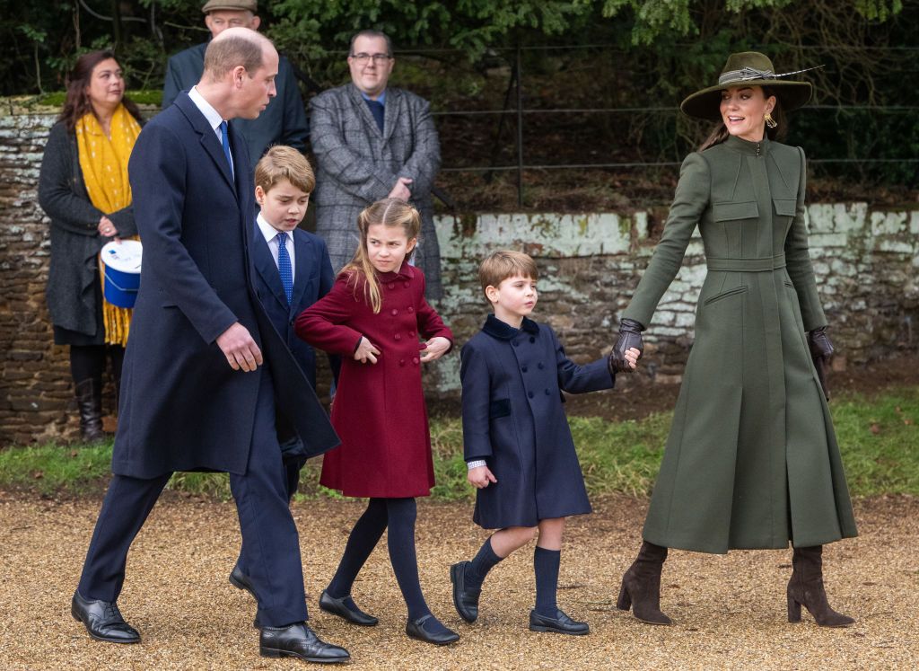 Pangeran William, Putri Kate, Pangeran George, Putri Charlotte dan Pangeran Louis menghadiri kebaktian Natal di Sandringham, Norfolk, pada Minggu (25/12/2022).