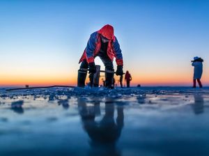 Seru Banget! Potret Warga China Menjaring Ikan di Danau Beku