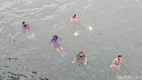 Potret Anak Logam Banyuwangi Menyelam Laut Demi Recehan