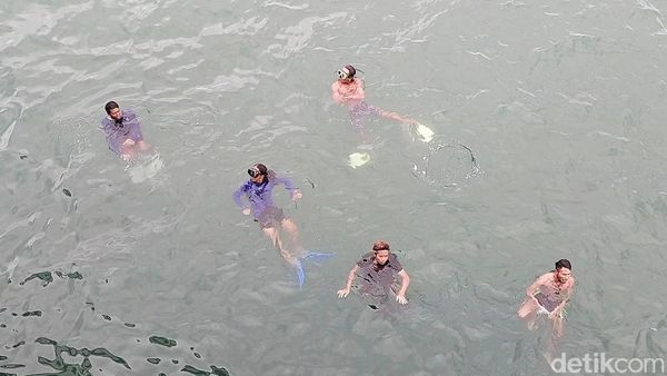 Potret Anak Logam Banyuwangi Menyelam Laut Demi Recehan