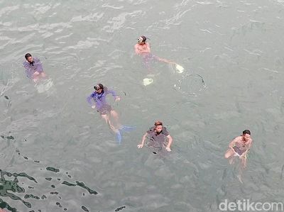 Potret Anak Logam Banyuwangi Menyelam Laut Demi Recehan