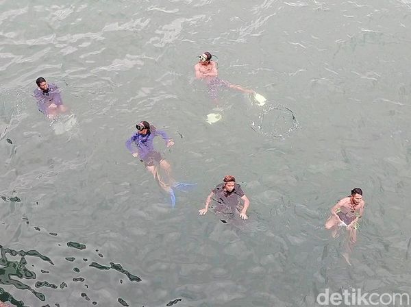Potret Anak Logam Banyuwangi Menyelam Laut Demi Recehan