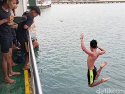 Aksi Anak Logam di Pelabuhan Ketapang, Melawan Bahaya Demi Recehan