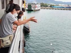 Momen Aksi Anak Logam Pejuang Receh Hibur Penumpang di Pelabuhan Ketapang