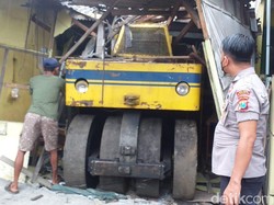 Warung Kikil di Gresik Rusak Tertabrak Alat Berat Turun dari Truk