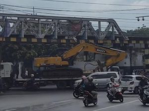 Alat Berat Tersangkut di Buk Gluduk Kota Malang, Arus Lalin Sempat Tersendat Alat Berat Tersangkut di Buk Gluduk Kota Malang, Arus Lalin Sempat Tersendat