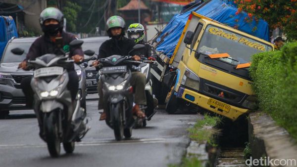 Apes! Truk Ini Terperosok di Got Depan Universitas Terbuka