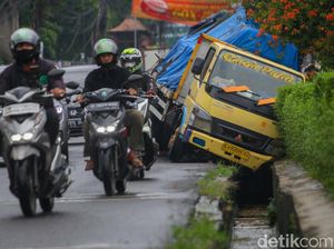 Apes! Truk Ini Terperosok di Got Depan Universitas Terbuka