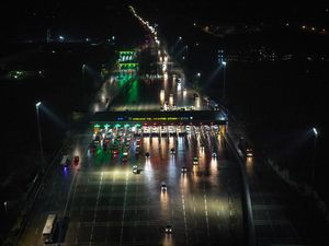 H-8 Arus Mudik Lebaran di Tol Cikampek, Pemudik Awal Terus Melintas H-8 Arus Mudik Lebaran di Tol Cikampek, Pemudik Awal Terus Melintas