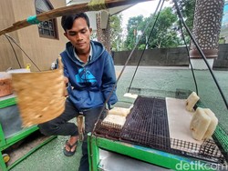 Menahan Rindu Demi Meraup Cuan Lewat Ketan Bakar di Bandung